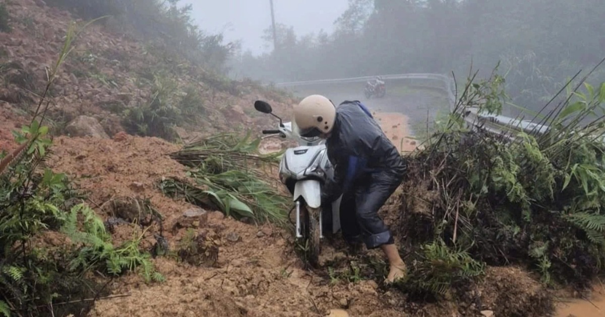 Mưa lớn gây sạt lở đèo Sa Mù, gần 500 hộ dân phải sơ tán Mưa lớn gây sạt lở đèo Sa Mù, gần 500 hộ dân phải sơ tán