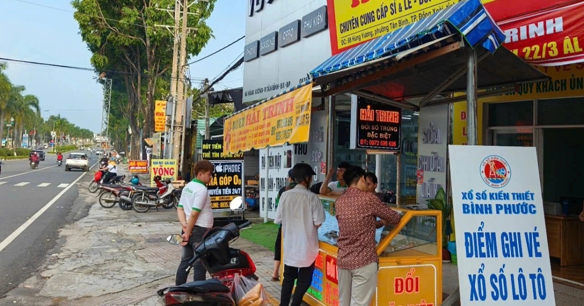 Mua vội 14 tờ vé số bên đường, người đàn ông trúng độc đắc 28 tỷ đồng Mua vội 14 tờ vé số bên đường, người đàn ông trúng độc đắc 28 tỷ đồng