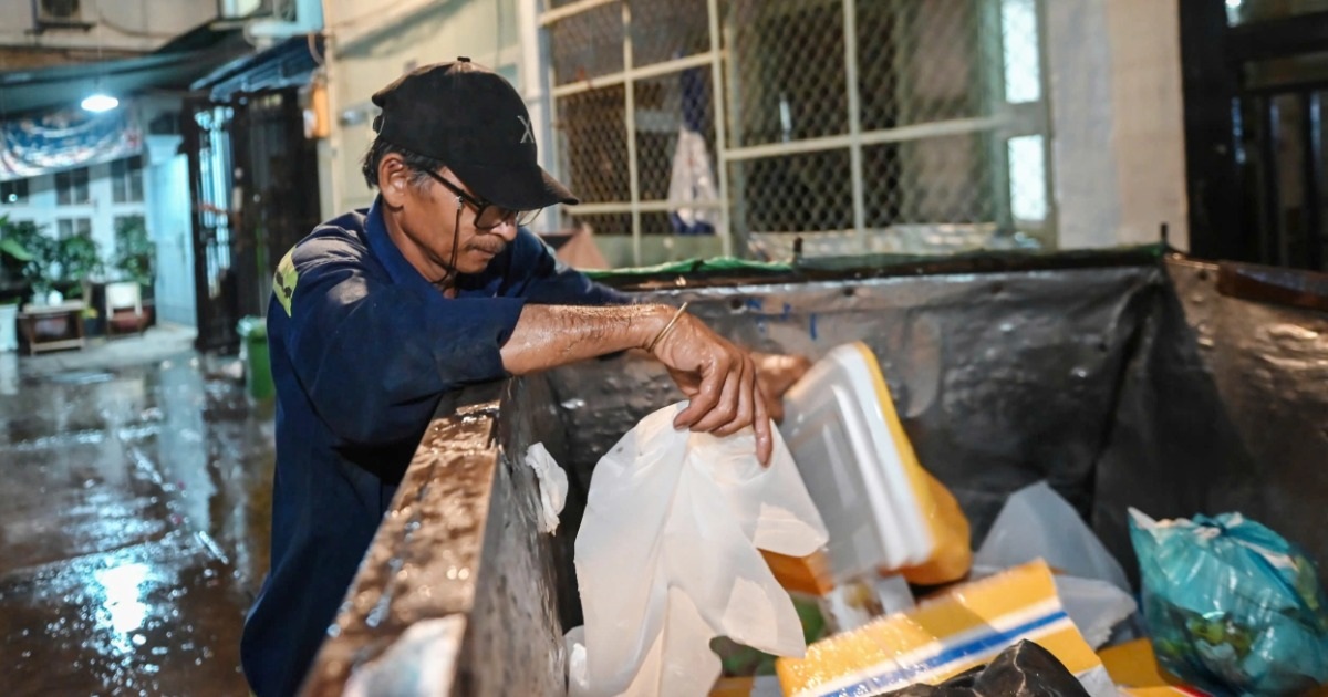 TPHCM Áp Dụng Phí Mới Thu Gom Rác Từ Ngày 1/6: Nhiều Địa Phương Vẫn Loay Hoay Ngày đầu cân rác thu phí theo giá mới, các địa phương ở TPHCM vẫn loay hoay