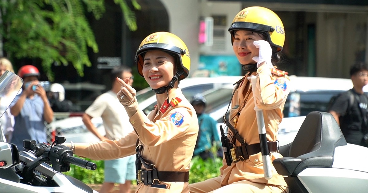 Người dân TPHCM phấn khích xem lực lượng cảnh vệ diễn tập chống khủng bố