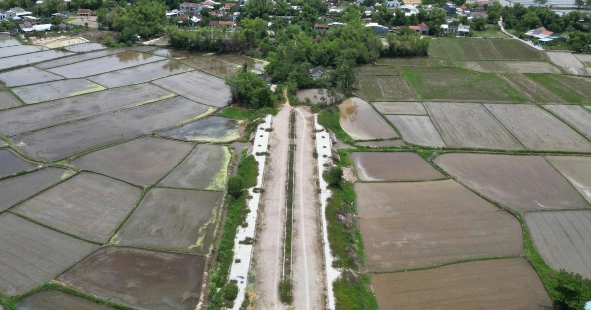 Người dân mệt mỏi vì 2km đường làm 6 năm chưa xong Người dân mệt mỏi vì 2km đường làm 6 năm chưa xong