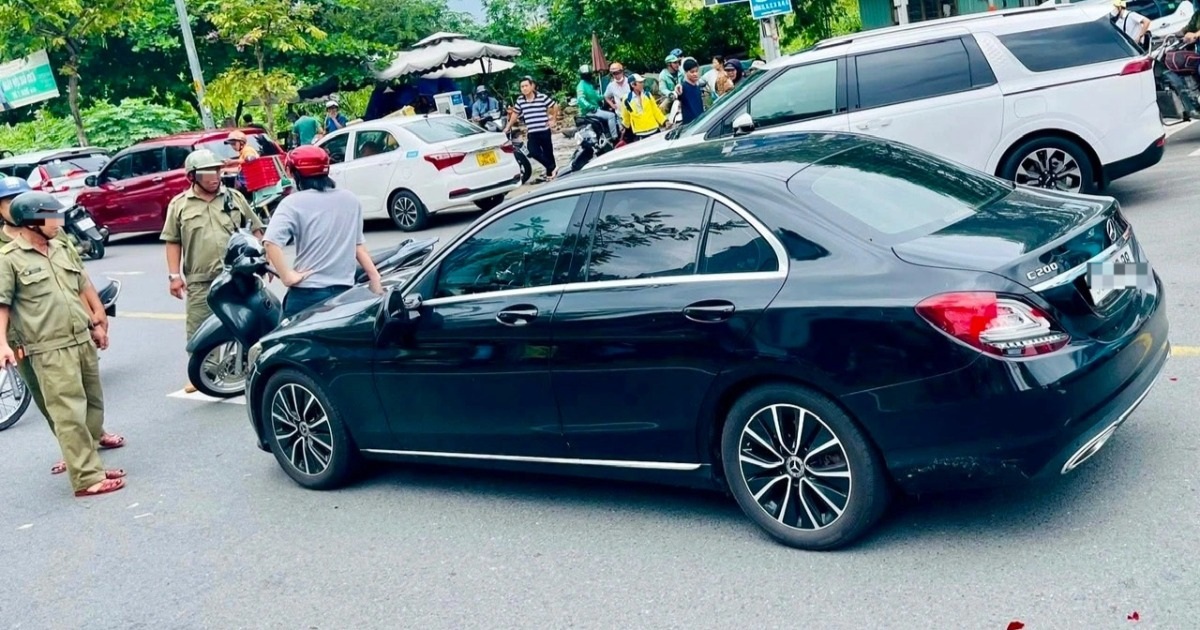 Người đàn ông chặn đầu ô tô Mercedes rồi đập phá ở TPHCM Người đàn ông chặn đầu ô tô Mercedes rồi đập phá ở TPHCM