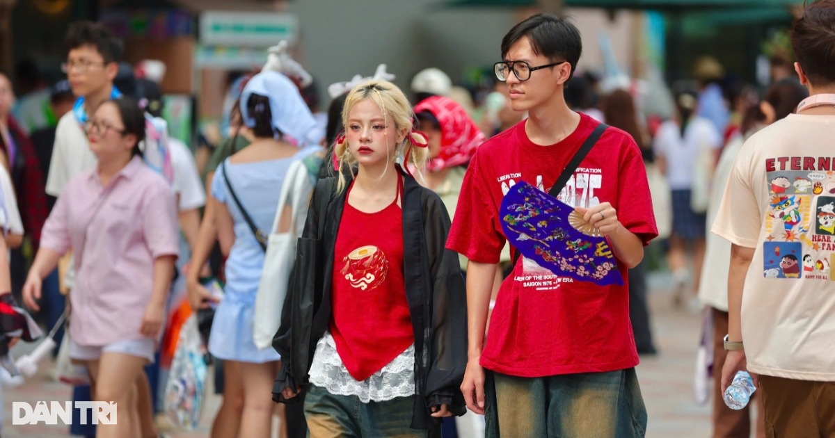 Người hâm mộ “Anh tài” diện mốt độc lạ giữa nắng nóng 40 độ C Người hâm mộ "Anh tài" diện mốt độc lạ giữa nắng nóng 40 độ C