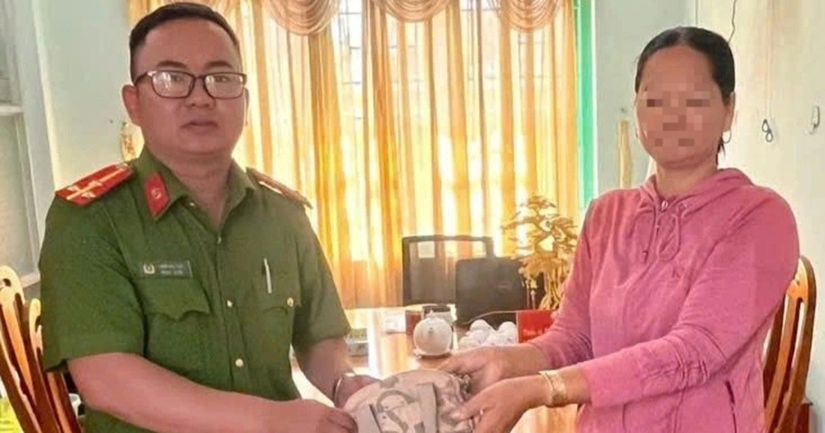 Công An Trao Trả Tài Sản Cho Người Đánh Rơi Túi Xách Chứa Nhiều Tiền Vàng Người phụ nữ phát hiện túi xách bên đường chứa nhiều tiền, vàng