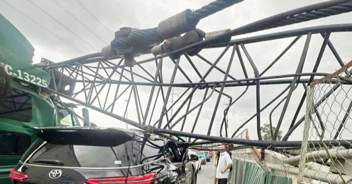 Sự Cố Cần Cẩu Đổ Sập Đè Xe Đầu Kéo Trên Đường Vành Đai 2 Tại TP Thủ Đức Nguyên nhân sập cần cẩu đè 2 ô tô tại nút giao thông Mỹ Thủy ở TPHCM