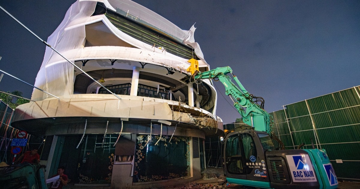 Nhiều máy cẩu tập kết trong đêm để chuẩn bị phá dỡ toà “Hàm cá mập” Nhiều máy cẩu tập kết trong đêm để chuẩn bị phá dỡ toà "Hàm cá mập"