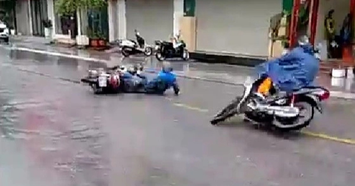 Nhiều người đi xe máy ngã sõng soài do đường đầy dầu mỡ sau mưa lớn Nhiều người đi xe máy ngã sõng soài do đường đầy dầu mỡ sau mưa lớn