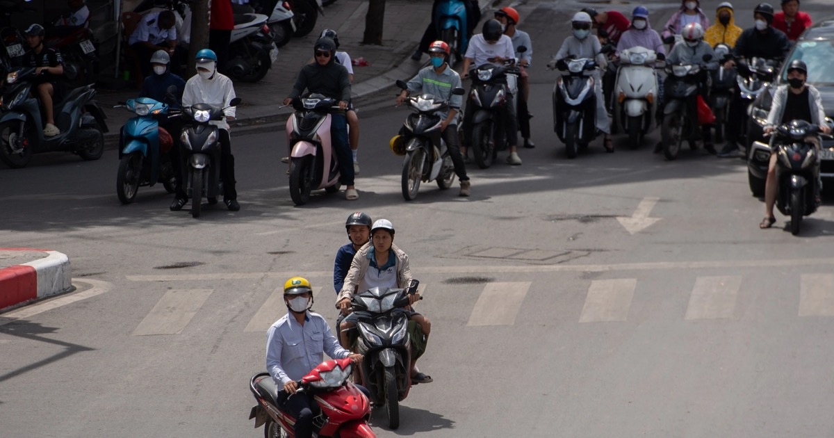 Nắng Nóng Gây Gắt Khiến Nhiều Phương Tiện Núp Bóng Râm, Vượt Đèn Đỏ Tại Hà Nội Nhiều phương tiện "núp" bóng râm, vượt đèn đỏ để tránh nắng nóng gay gắt