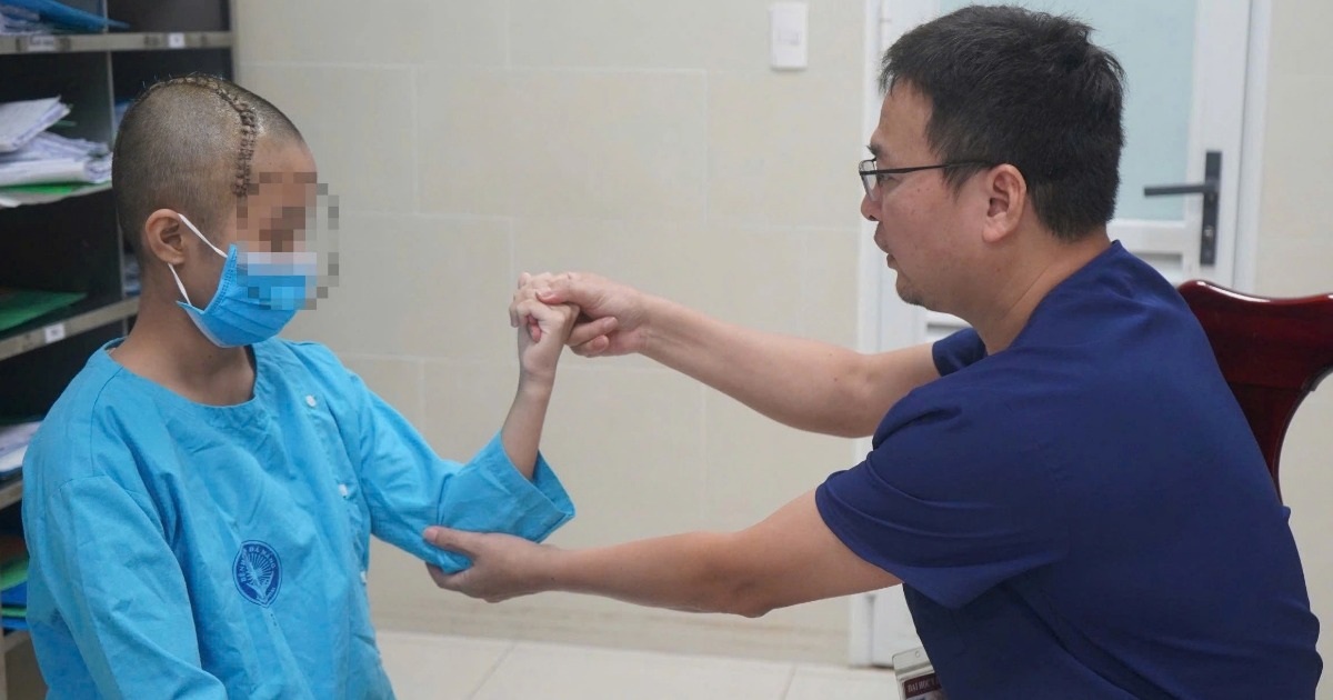 Nữ sinh 13 tuổi bị đột quỵ khi đang tập văn nghệ tại trường Nữ sinh 13 tuổi bị đột quỵ khi đang tập văn nghệ tại trường