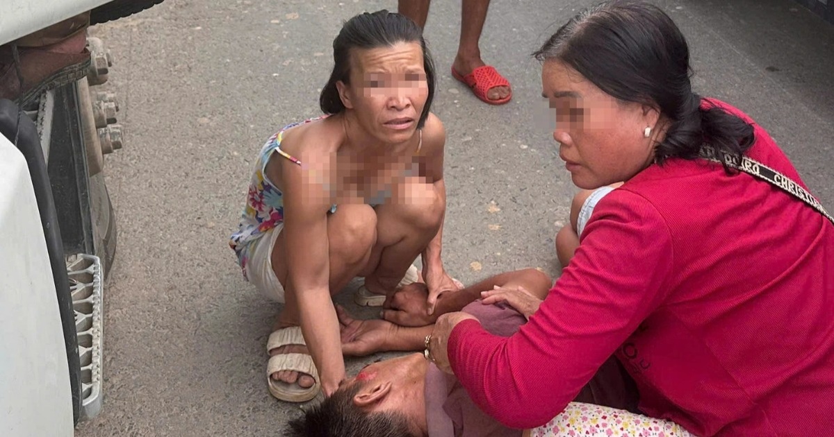 Tài xế bất ngờ rơi từ buồng lái ô tô đầu kéo xuống đường, bất tỉnh