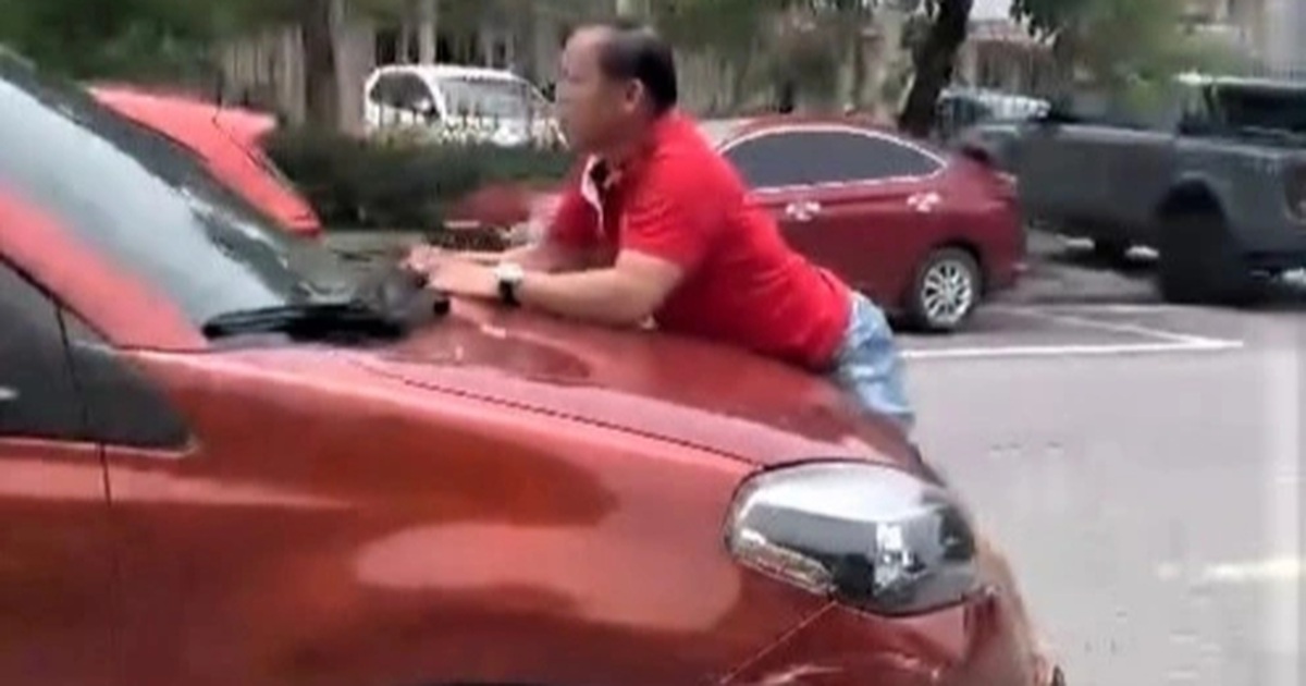 Tài xế “chở” người đàn ông nằm trên nắp capo sau va chạm giao thông Tài xế "chở" người đàn ông nằm trên nắp capo sau va chạm giao thông