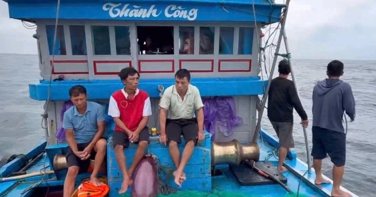 Tàu chở 11 ngư dân chìm trên biển Quảng Ngãi Tàu chở 11 ngư dân chìm trên biển Quảng Ngãi