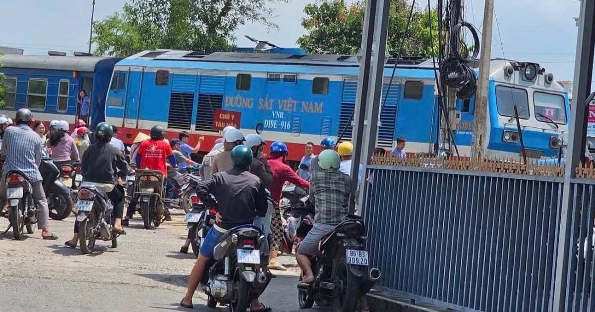 Tàu hỏa tông xe tải, tài xế may mắn thoát nạn ở Bình Thuận Tàu hỏa tông xe tải, tài xế may mắn thoát nạn ở Bình Thuận