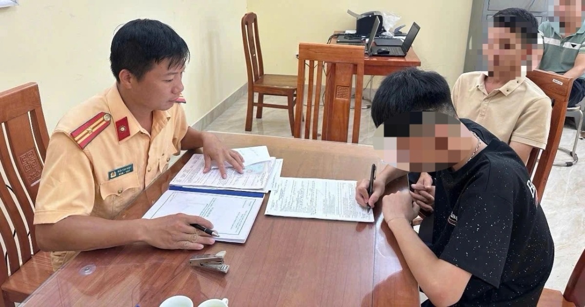 Thanh niên bốc đầu xe máy bị xử phạt 6 lỗi vi phạm Thanh niên bốc đầu xe máy bị xử phạt 6 lỗi vi phạm