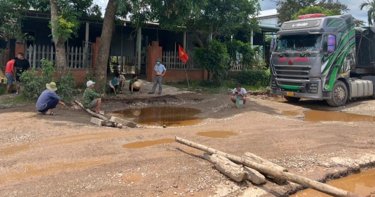Tỉnh lộ xuống cấp, người dân nhiều lần mang chướng ngại vật chặn xe Tỉnh lộ xuống cấp, người dân nhiều lần mang chướng ngại vật chặn xe
