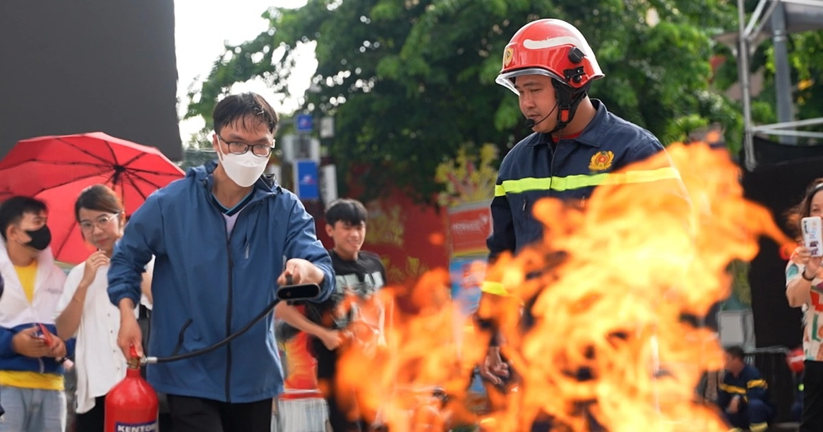 Trải nghiệm làm lính cứu hỏa, dập lửa trên đường phố TPHCM