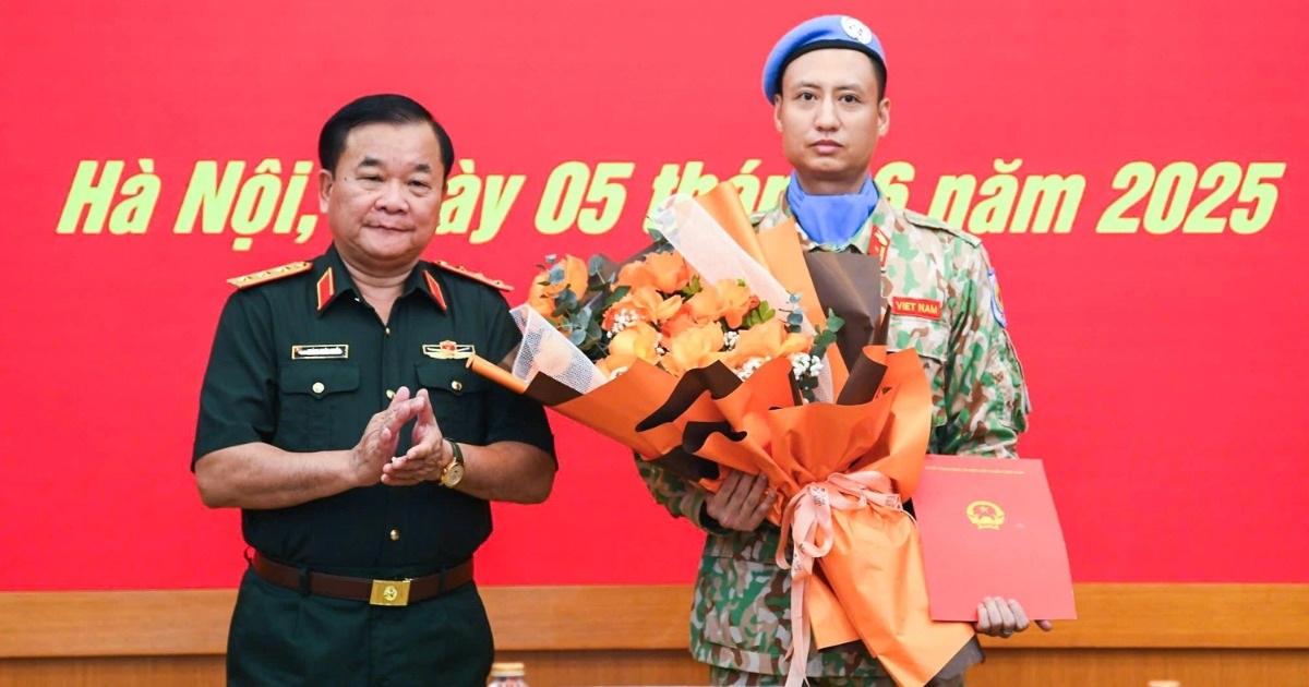 Trao quyết định của Chủ tịch nước cho sĩ quan làm nhiệm vụ gìn giữ hòa bình Trao quyết định của Chủ tịch nước cho sĩ quan làm nhiệm vụ gìn giữ hòa bình