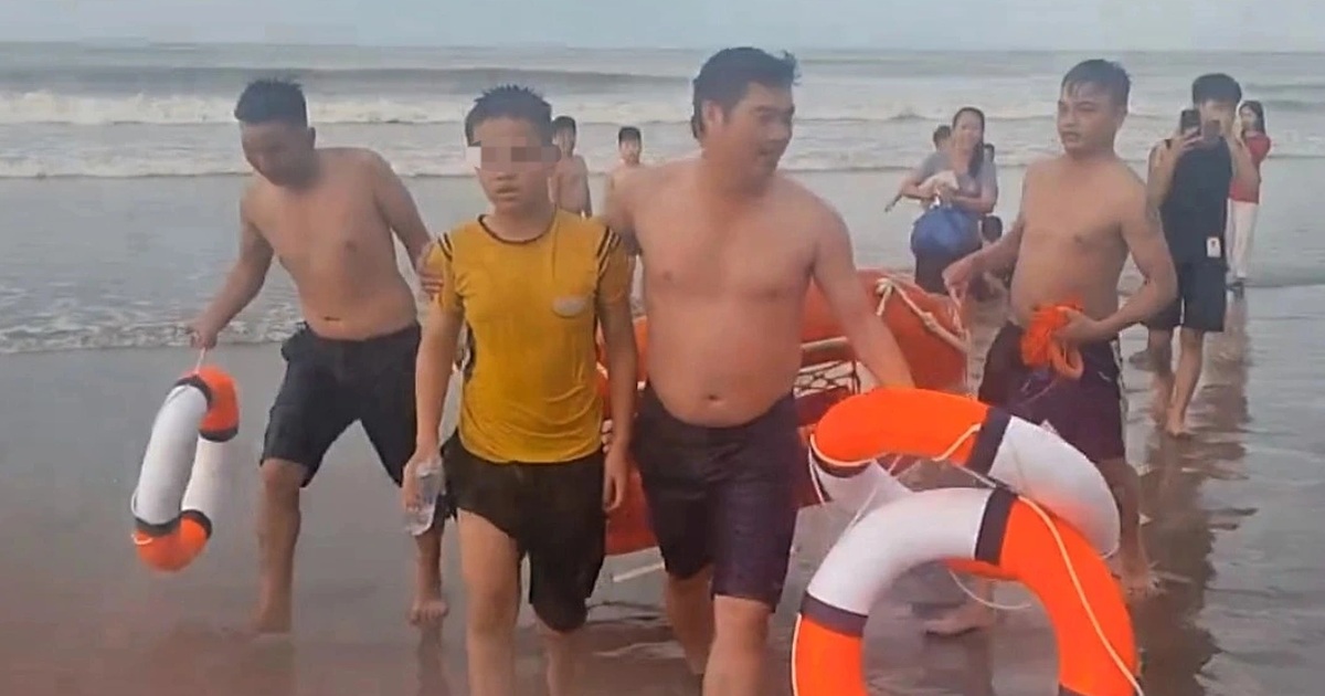 Trưởng công an xã cùng người dân lao xuống sóng dữ cứu bé trai Trưởng công an xã cùng người dân lao xuống sóng dữ cứu bé trai