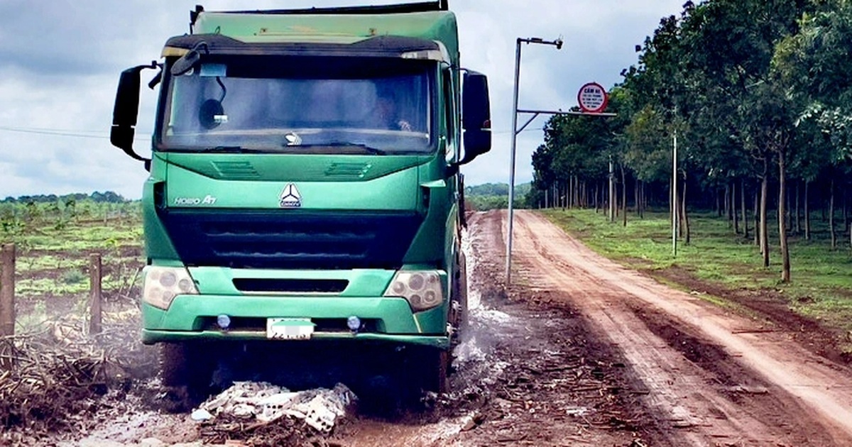 Trưởng thôn chặn, thu 5 triệu đồng mỗi xe tải vì đi lên đường bê tông Trưởng thôn chặn, thu 5 triệu đồng mỗi xe tải vì đi lên đường bê tông