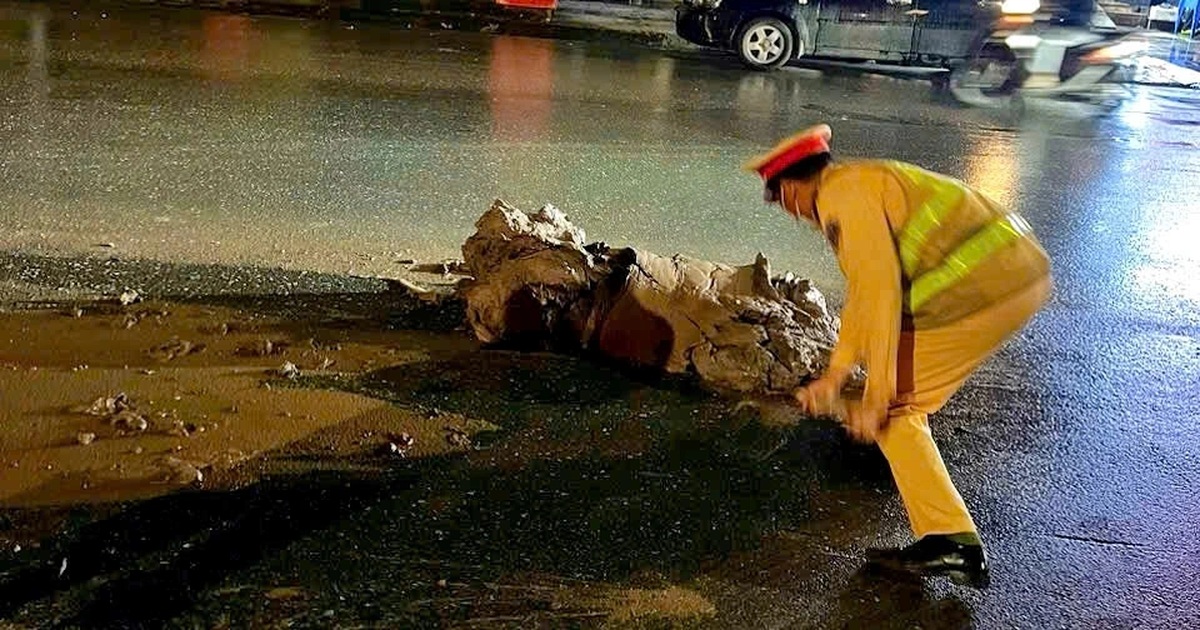 Truy vết, xử phạt tài xế xe tải “vãi” đất xuống đường ở Hà Nội Truy vết, xử phạt tài xế xe tải "vãi" đất xuống đường ở Hà Nội