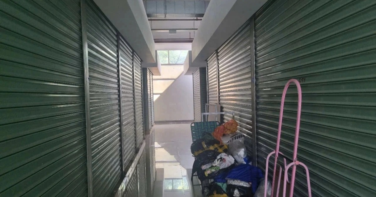 Tưởng phóng viên là đoàn kiểm tra, tiểu thương hốt hoảng đóng ki ốt Tưởng phóng viên là đoàn kiểm tra, tiểu thương hốt hoảng đóng ki ốt