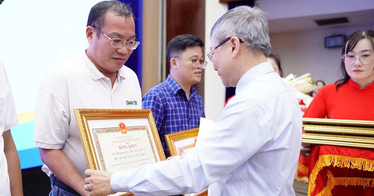 Văn phòng báo Dân trí nhận Bằng khen của Chủ tịch tỉnh Quảng Nam Văn phòng báo Dân trí nhận Bằng khen của Chủ tịch tỉnh Quảng Nam