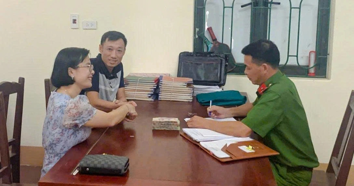 Vợ Trung tá công an bất ngờ nhận được gần 200 triệu đồng từ tài khoản lạ Vợ Trung tá công an bất ngờ nhận được gần 200 triệu đồng từ tài khoản lạ