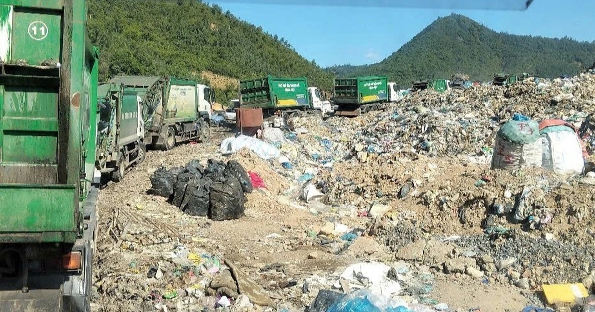 Vụ rác ngập đường ở Đà Nẵng: Xe vào bãi Khánh Sơn phải xếp hàng chờ Vụ rác ngập đường ở Đà Nẵng: Xe vào bãi Khánh Sơn phải xếp hàng chờ