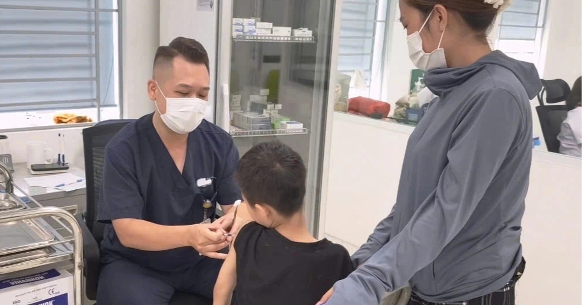 Vuốt ve chó nhà hàng xóm, bé hơn 2 tuổi bị cắn nhiều nhát vào cổ Vuốt ve chó nhà hàng xóm, bé hơn 2 tuổi bị cắn nhiều nhát vào cổ