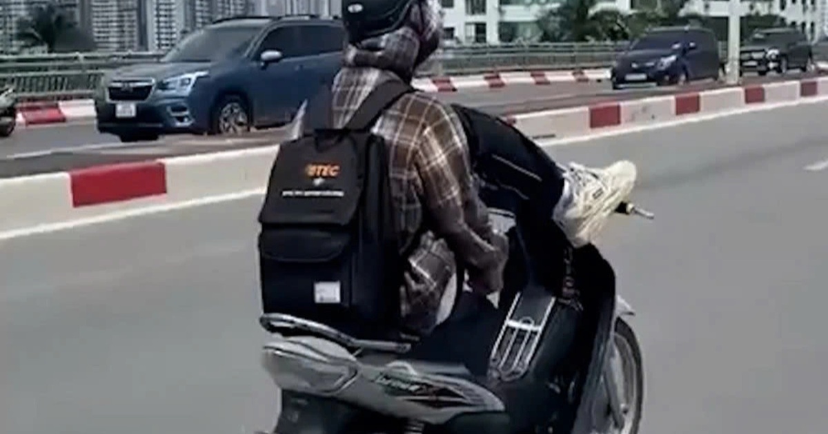 Xác minh hình ảnh thanh niên lái xe máy bằng chân trên cầu vượt ở Hà Nội Xác minh hình ảnh thanh niên lái xe máy bằng chân trên cầu vượt ở Hà Nội