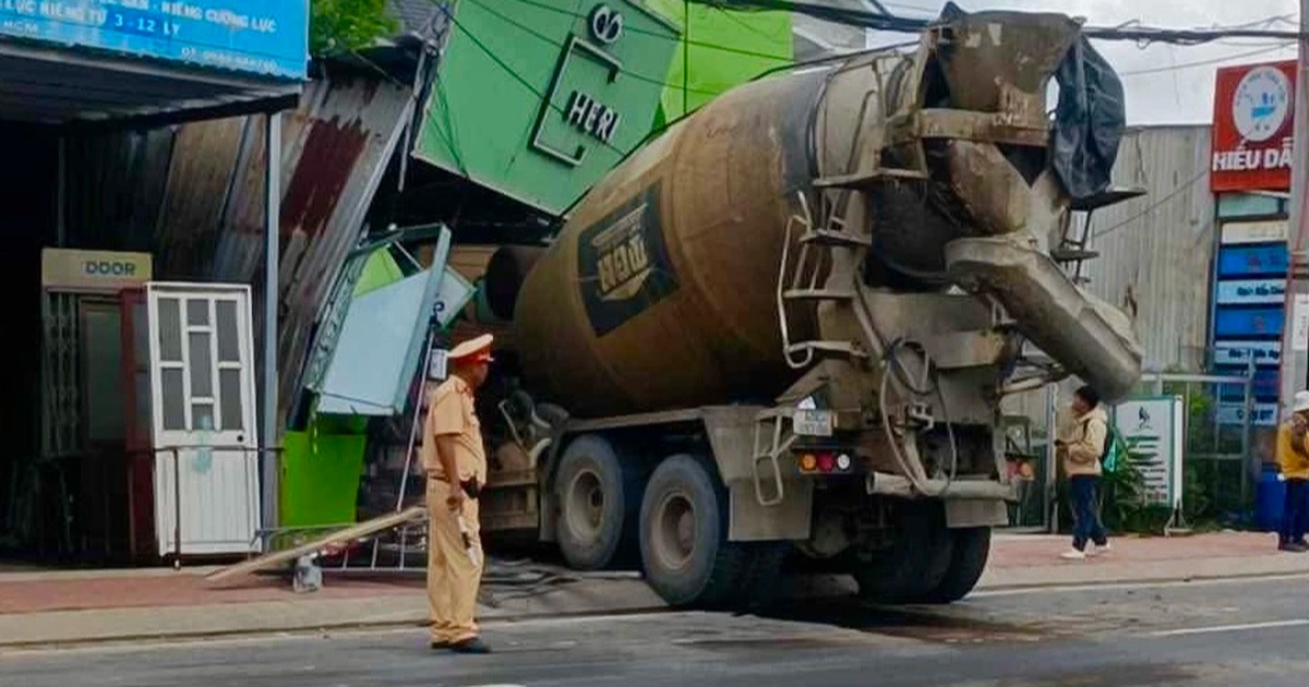 Xe bồn lao vào tiệm làm tóc bên đường ở TPHCM Xe bồn lao vào tiệm làm tóc bên đường ở TPHCM