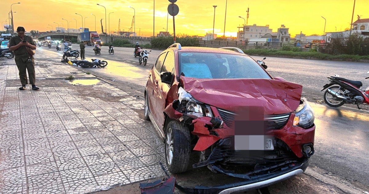 Xe "điên" tông 2 xe máy, 3 ô tô ở cửa ngõ TPHCM