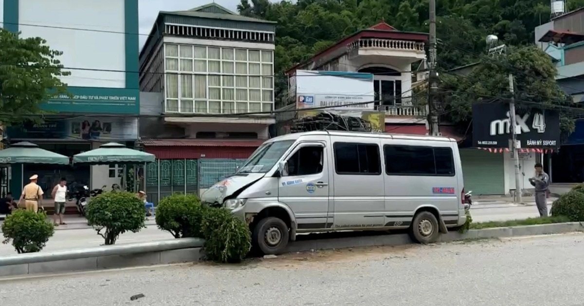 Xe khách mất lái, húc đổ cột đèn chiếu sáng trên đường ở Điện Biên Xe khách mất lái, húc đổ cột đèn chiếu sáng trên đường ở Điện Biên