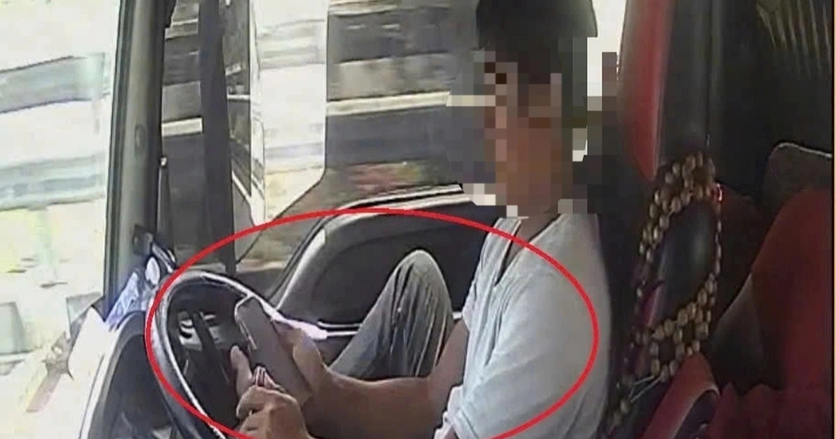 Xử phạt tài xế vừa lái xe trên cao tốc vừa lướt TikTok Xử phạt tài xế vừa lái xe trên cao tốc vừa lướt TikTok
