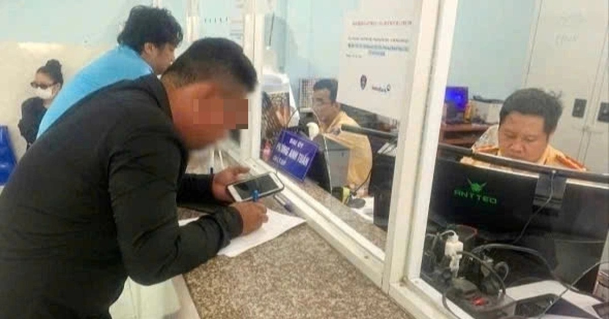 Xử Phạt Tài Xế Xe Tải Làm Rơi Bùn Đất Xuống Giao Lộ Ở TPHCM Xử phạt tài xế xe tải làm rơi bùn đất xuống giao lộ ở TPHCM