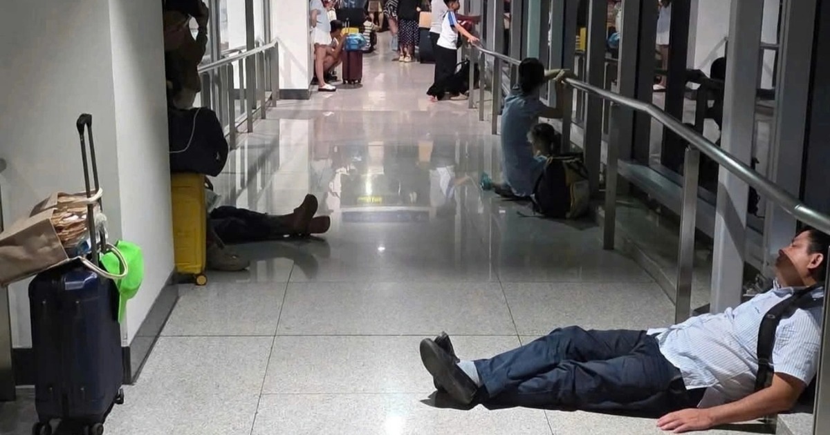 Yêu cầu xử nghiêm vụ đoàn khách “mắc kẹt” ở hành lang sân bay Tân Sơn Nhất Yêu cầu xử nghiêm vụ đoàn khách “mắc kẹt” ở hành lang sân bay Tân Sơn Nhất