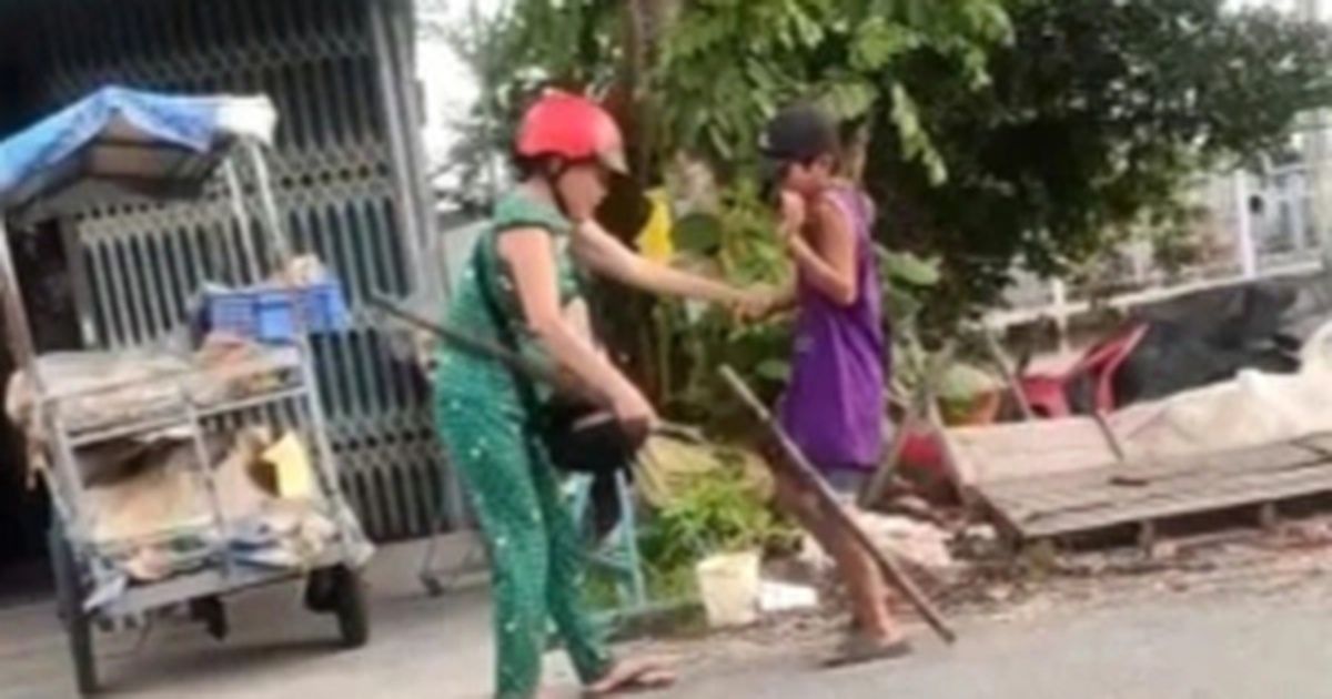Bé trai 13 tuổi bị cô ruột đánh đập liên tiếp do không bán hết vé số Bé trai 13 tuổi bị cô ruột đánh đập liên tiếp do không bán hết vé số