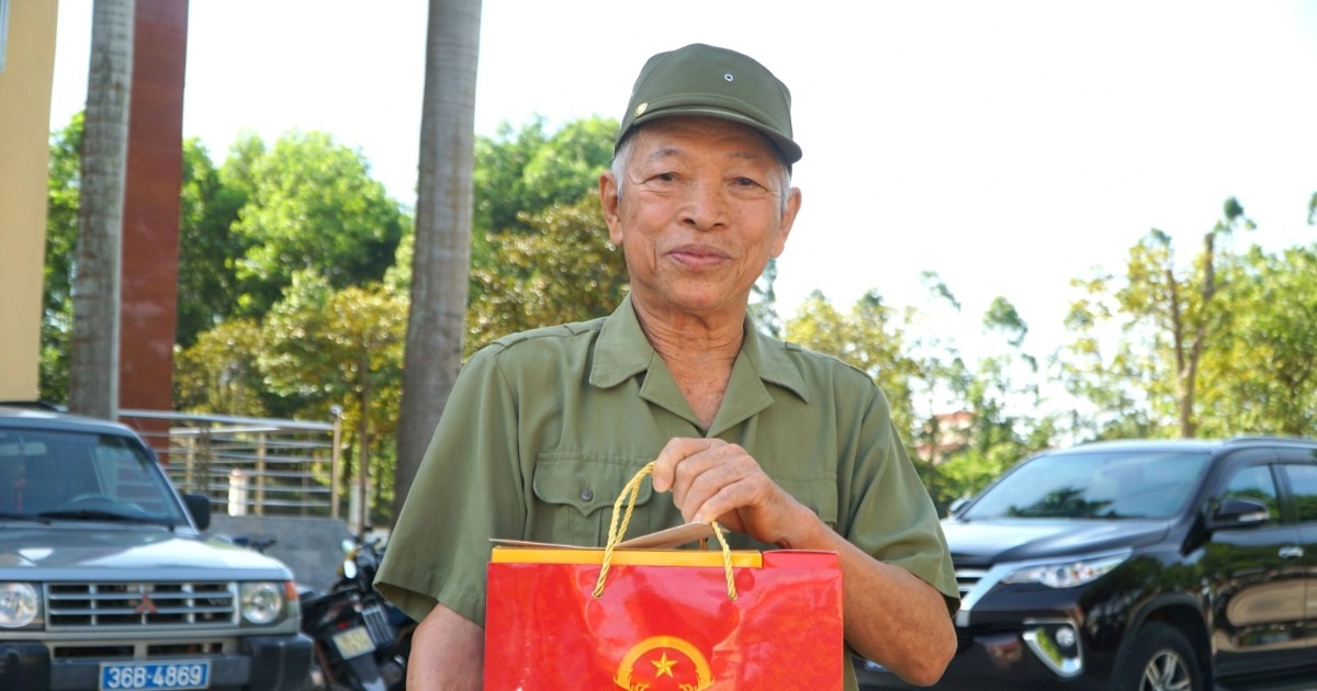 Bộ trưởng Đào Ngọc Dung tặng quà người có công, hộ khó khăn ở Thanh Hóa Bộ trưởng Đào Ngọc Dung tặng quà người có công, hộ khó khăn ở Thanh Hóa