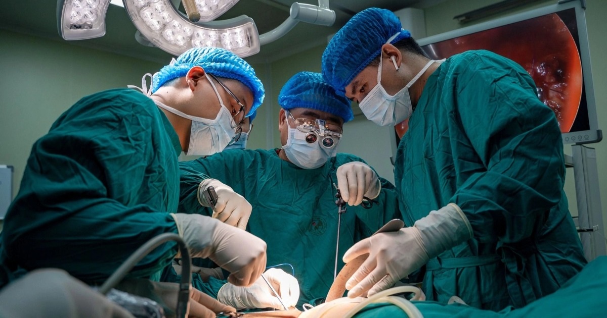 Cận cảnh 30 y bác sĩ giải cứu cô gái suy thận 10 năm không thể uống nước Cận cảnh 30 y bác sĩ giải cứu cô gái suy thận 10 năm không thể uống nước