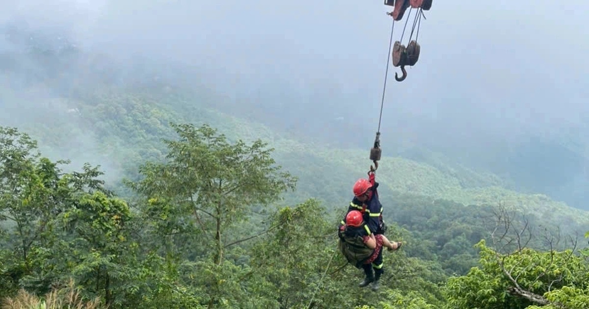 Cảnh sát cứu 2 người đi xe máy rơi xuống vực sâu 30m ở Vườn quốc gia Ba Vì Cảnh sát cứu 2 người đi xe máy rơi xuống vực sâu 30m ở Vườn quốc gia Ba Vì