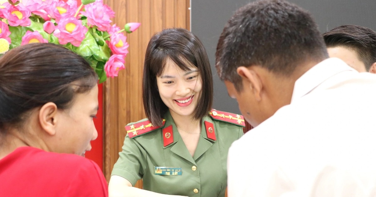 Cặp vợ chồng nước ngoài vượt gần 100km đi làm định danh điện tử Cặp vợ chồng nước ngoài vượt gần 100km đi làm định danh điện tử