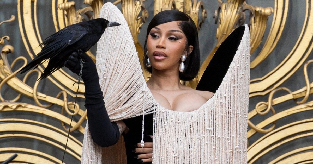 Cardi B gây sốc khi diện váy nhô cao đến đỉnh đầu, tạo dáng cùng quạ đen Cardi B gây sốc khi diện váy nhô cao đến đỉnh đầu, tạo dáng cùng quạ đen