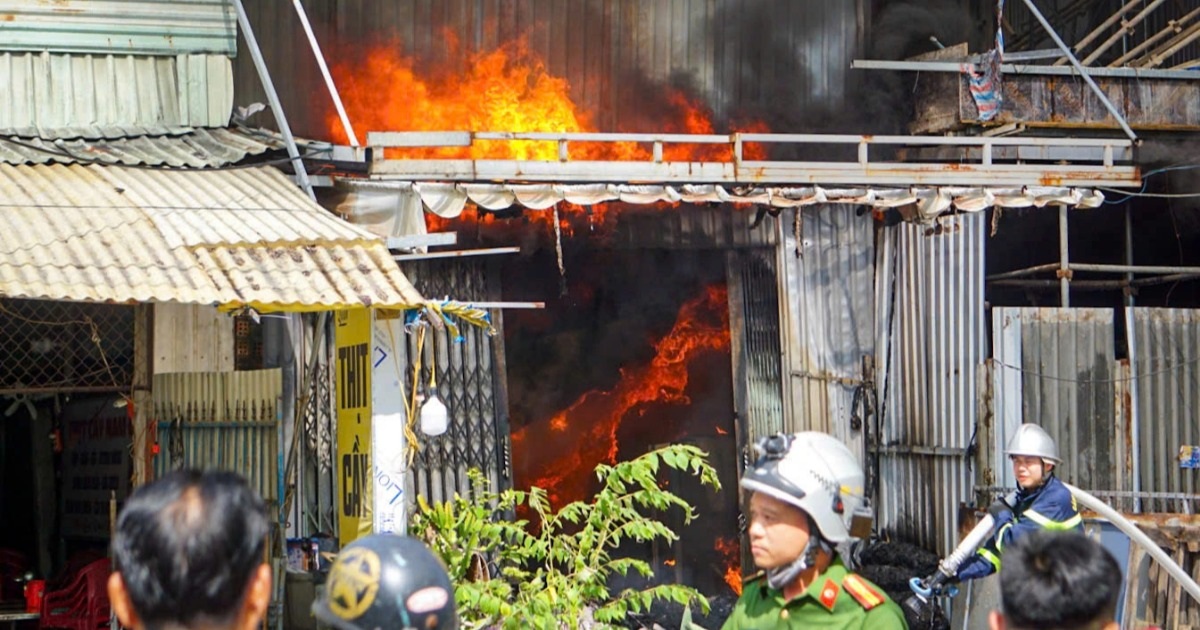 Cháy kho chứa vải giữa khu dân cư ở Đà Nẵng Cháy kho chứa vải giữa khu dân cư ở Đà Nẵng