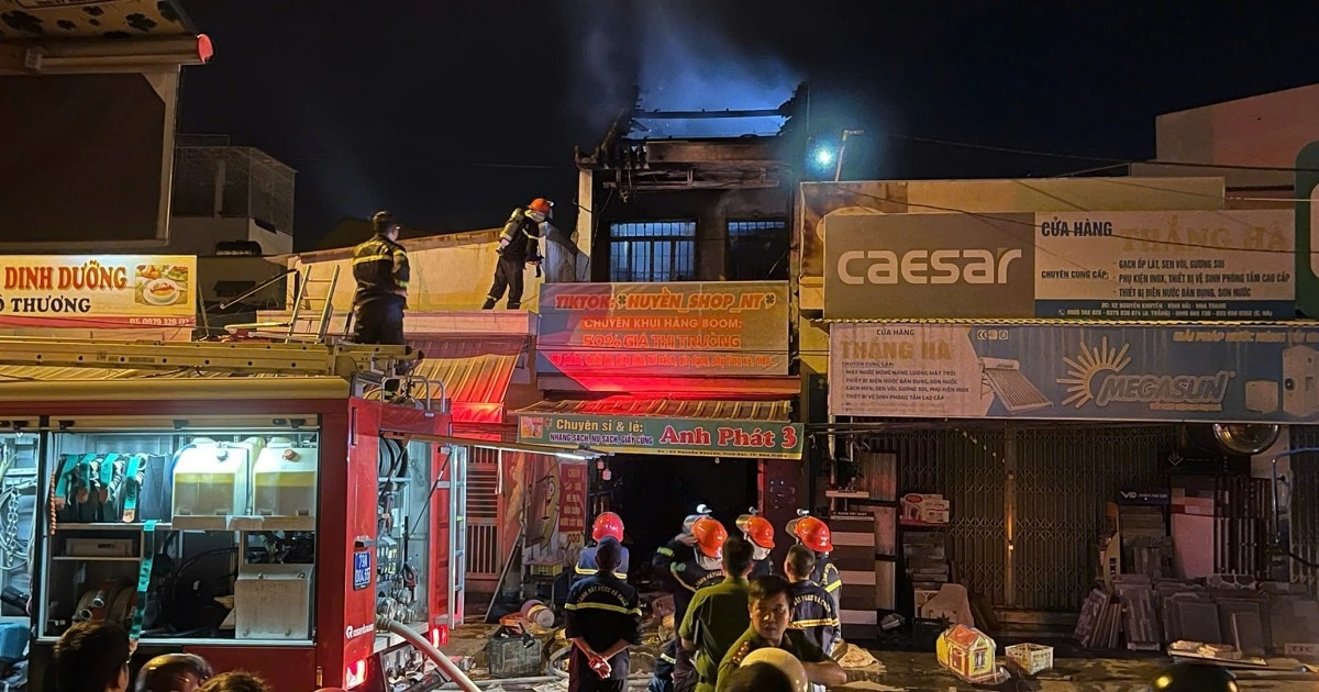 Cháy ngôi nhà 2 tầng chuyên bán mỹ phẩm ở Nha Trang Cháy ngôi nhà 2 tầng chuyên bán mỹ phẩm ở Nha Trang