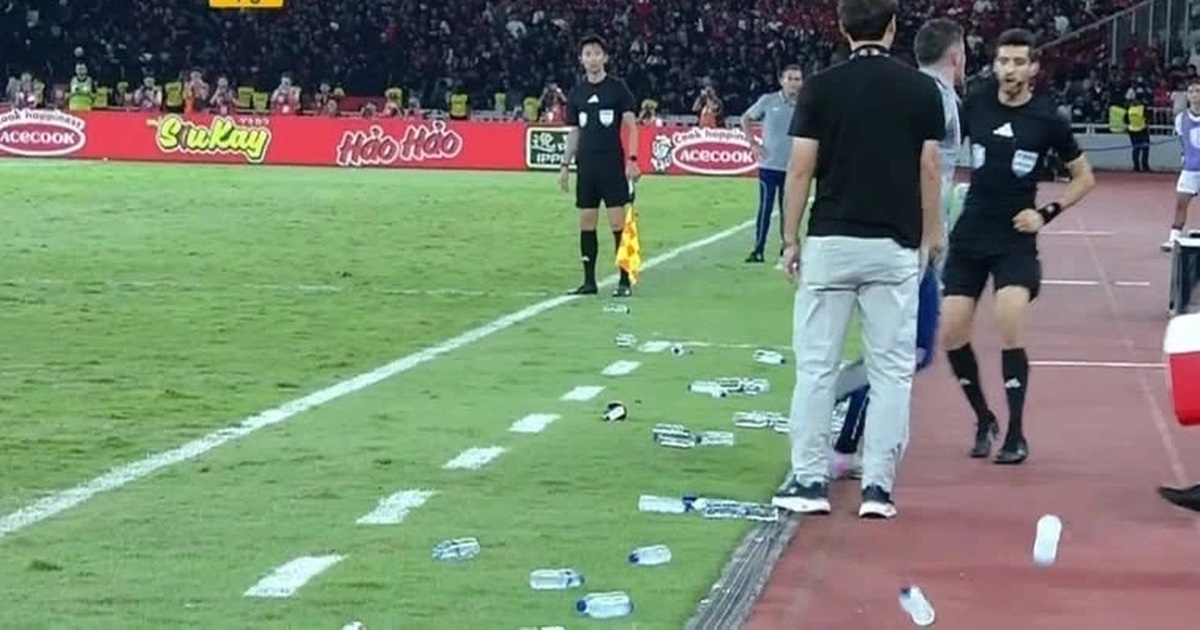 Chiến thuật lạ của U23 Việt Nam khiến U23 Indonesia gặp khó khi ném biên Chiến thuật lạ của U23 Việt Nam khiến U23 Indonesia gặp khó khi ném biên