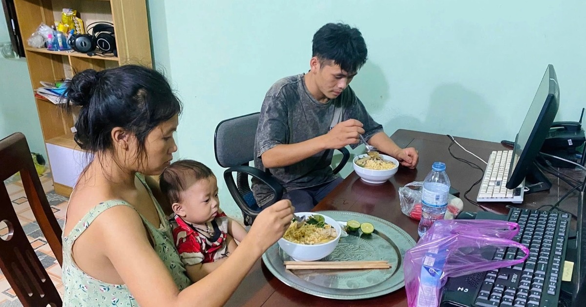 Chồng chở vợ mang thai và con 9 tháng lạc đường về nhà vì khắp nơi ngập lũ Chồng chở vợ mang thai và con 9 tháng lạc đường về nhà vì khắp nơi ngập lũ