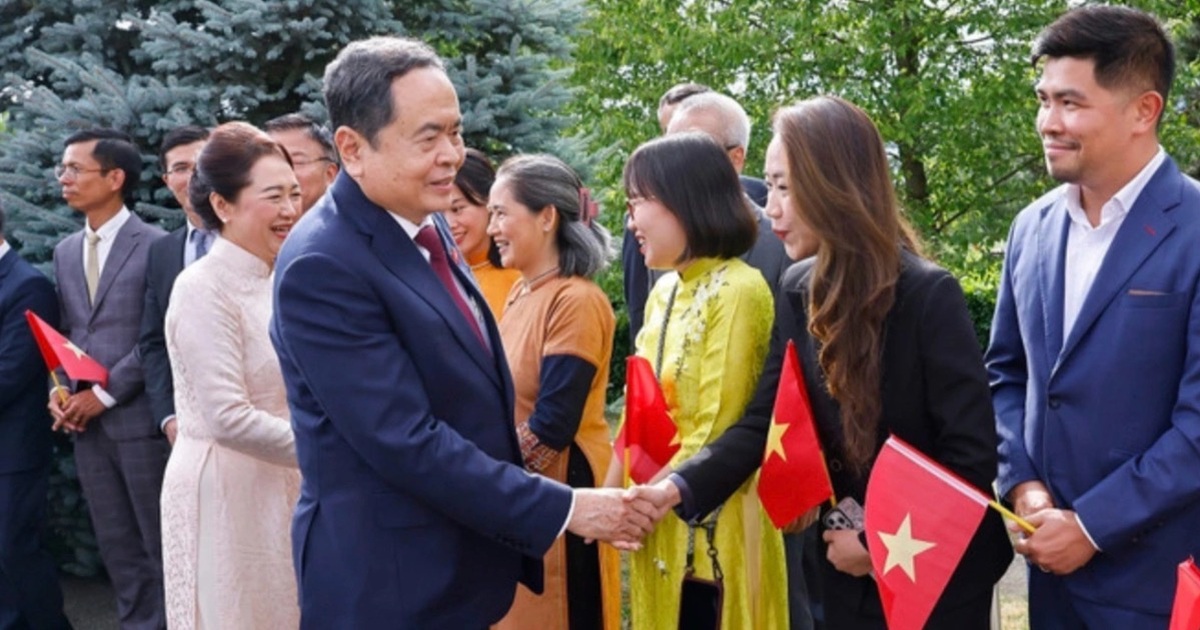 Chủ tịch Quốc hội gặp gỡ, trao đổi với cộng đồng người Việt Nam tại Thụy Sĩ Chủ tịch Quốc hội gặp gỡ, trao đổi với cộng đồng người Việt Nam tại Thụy Sĩ