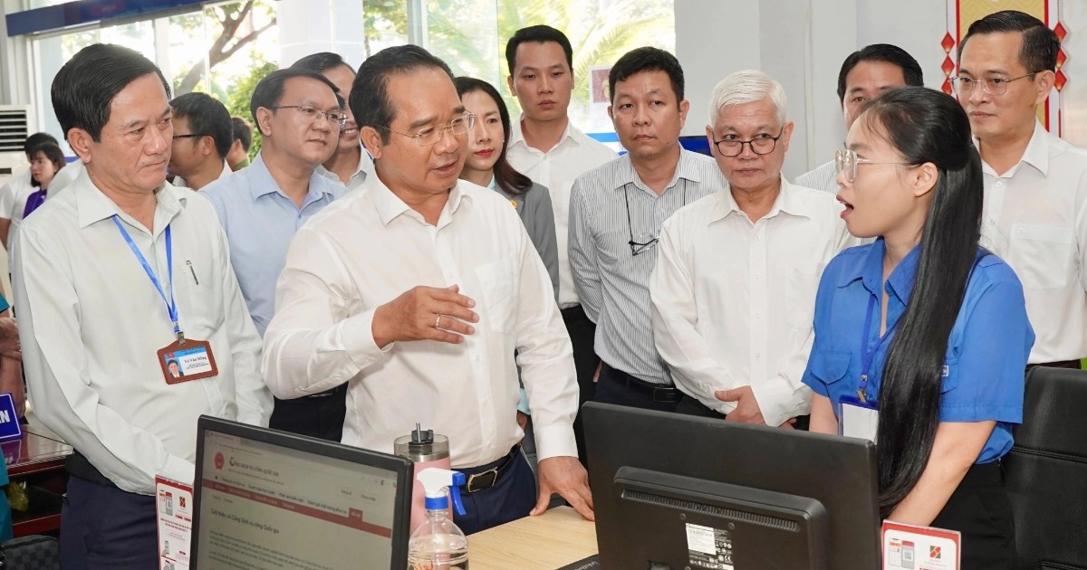 Chủ tịch TPHCM khảo sát ngày làm việc đầu tiên tại phường Dĩ An Chủ tịch TPHCM khảo sát ngày làm việc đầu tiên tại phường Dĩ An