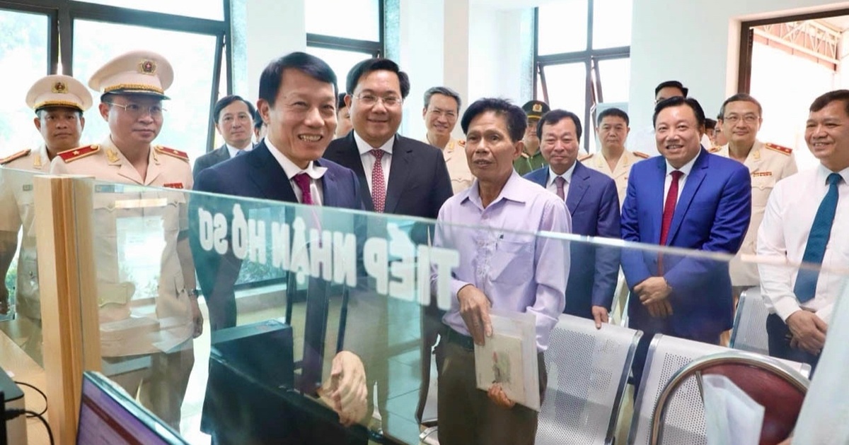 Chuyển mạnh từ tư duy “quản lý hành chính” sang “phục vụ nhân dân” Chuyển mạnh từ tư duy “quản lý hành chính" sang "phục vụ nhân dân"