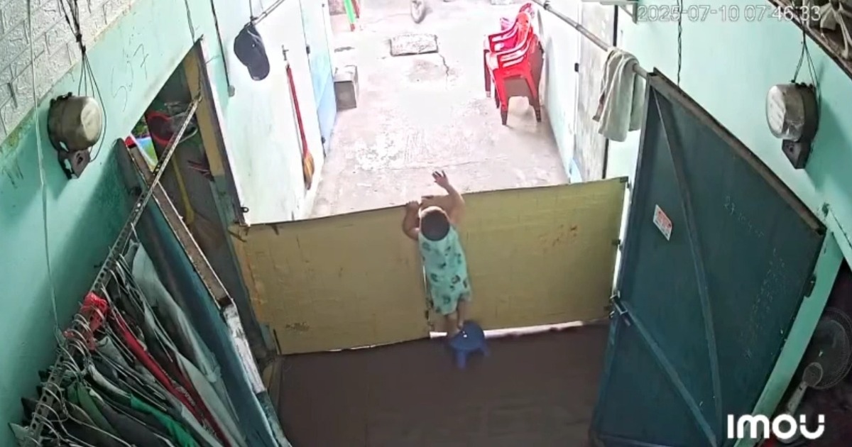 Clip “em bé lật đật chạy theo để chào tạm biệt ba” gây cảm động tuần qua Clip “em bé lật đật chạy theo để chào tạm biệt ba” gây cảm động tuần qua